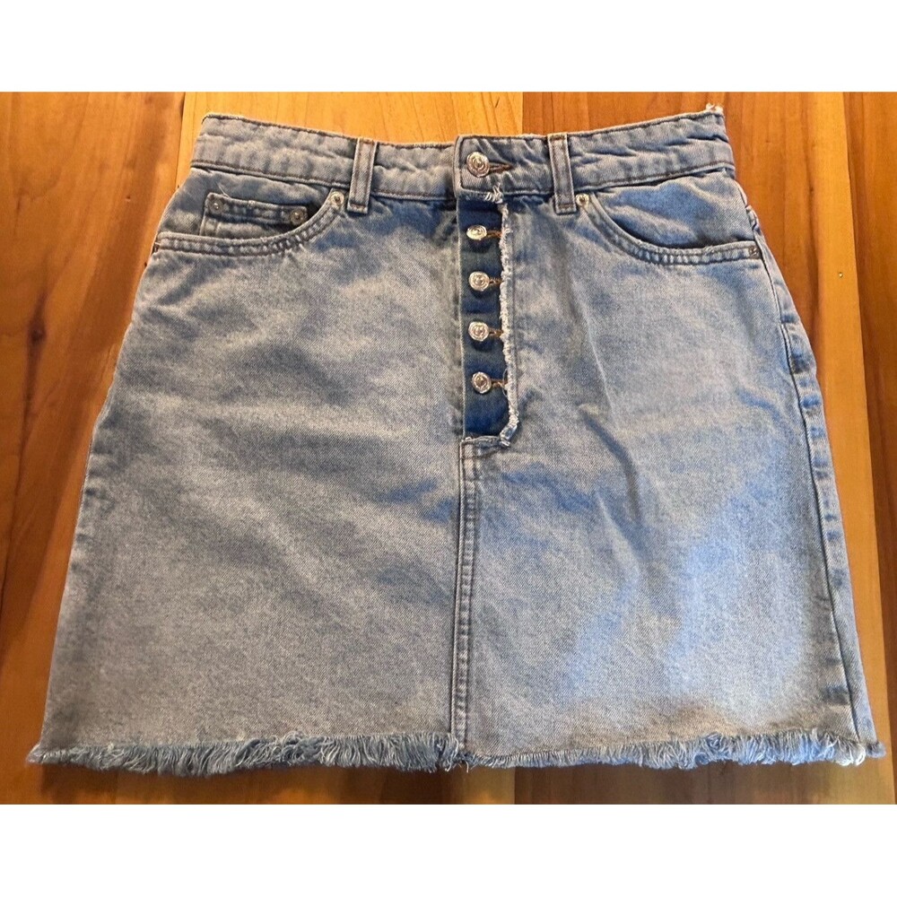 Zara The Mini Skirt With Button Fly. Small. Light wash. Pockets. Cotton. Raw Hem
